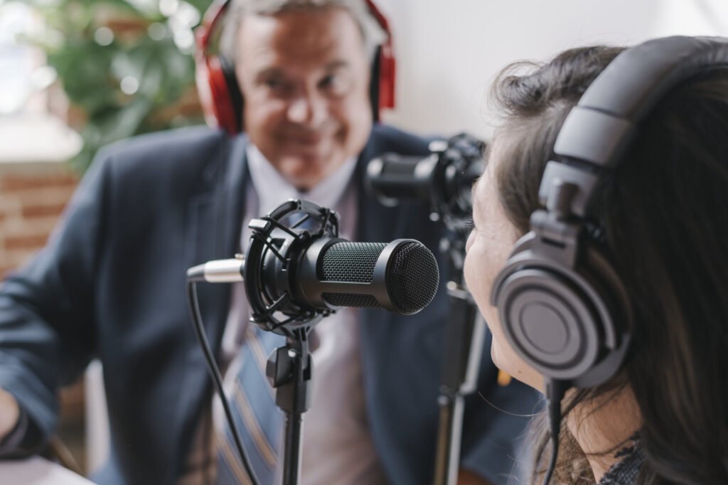 Profissionais gravando podcast