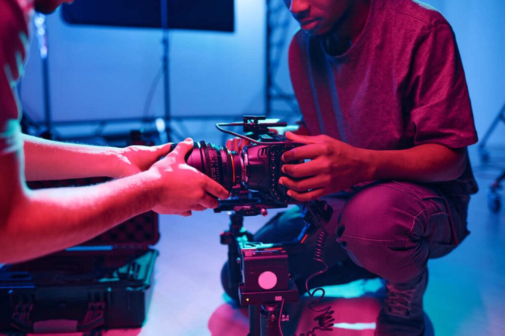 Profissionais de produtora de vídeo organizando equipamento