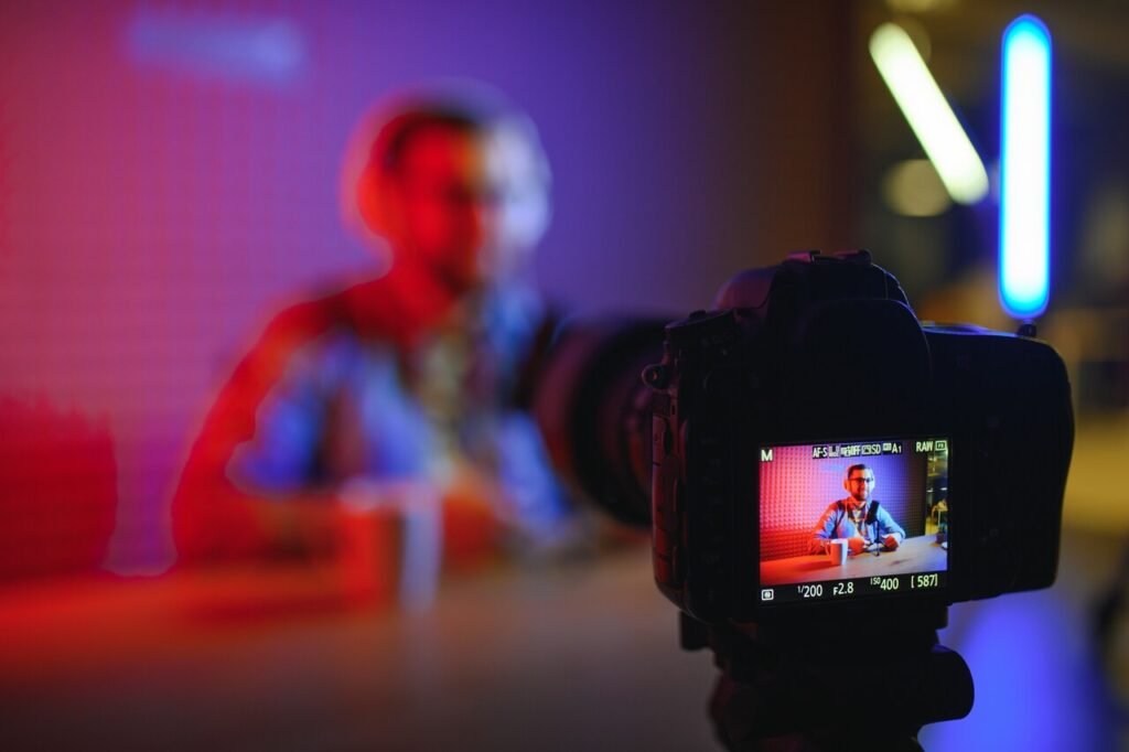 Profissional gravando podcast em produtora de vídeo