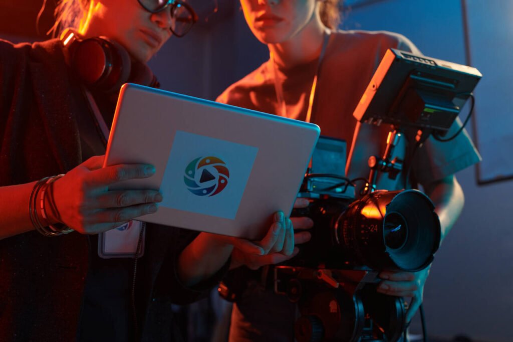 Profissionais coordenando pré-produção de vídeo