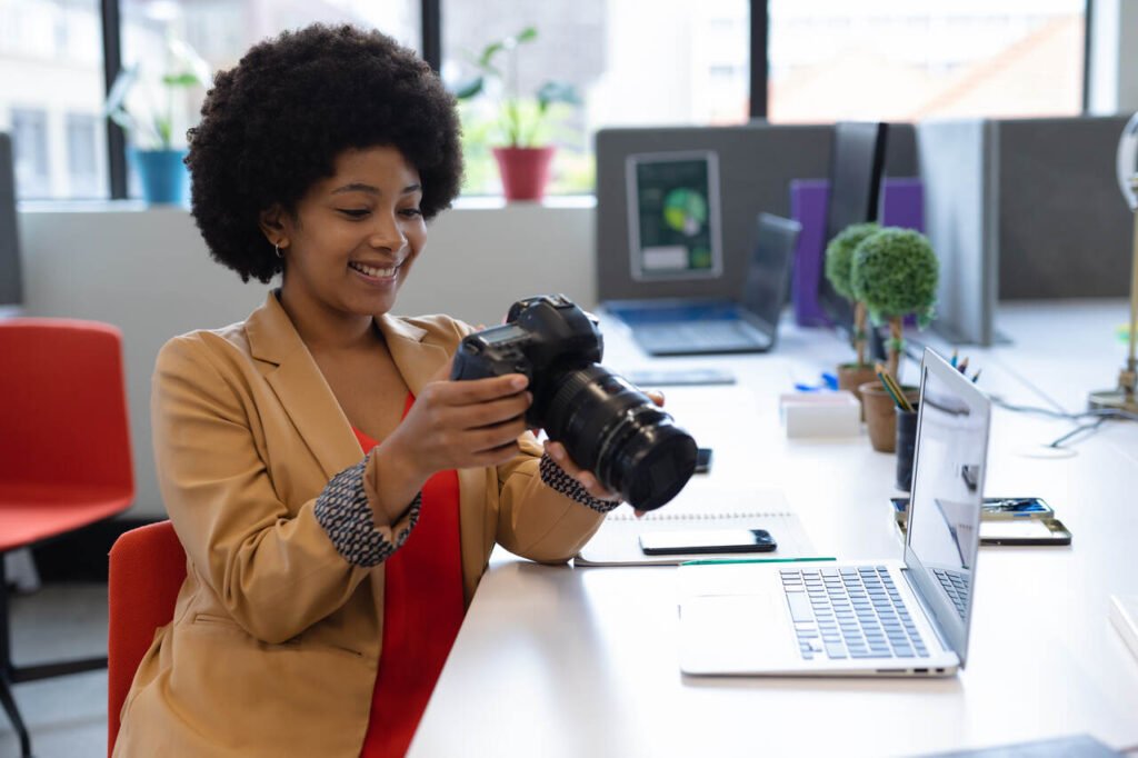 Mulher analisando fotografia corporativa